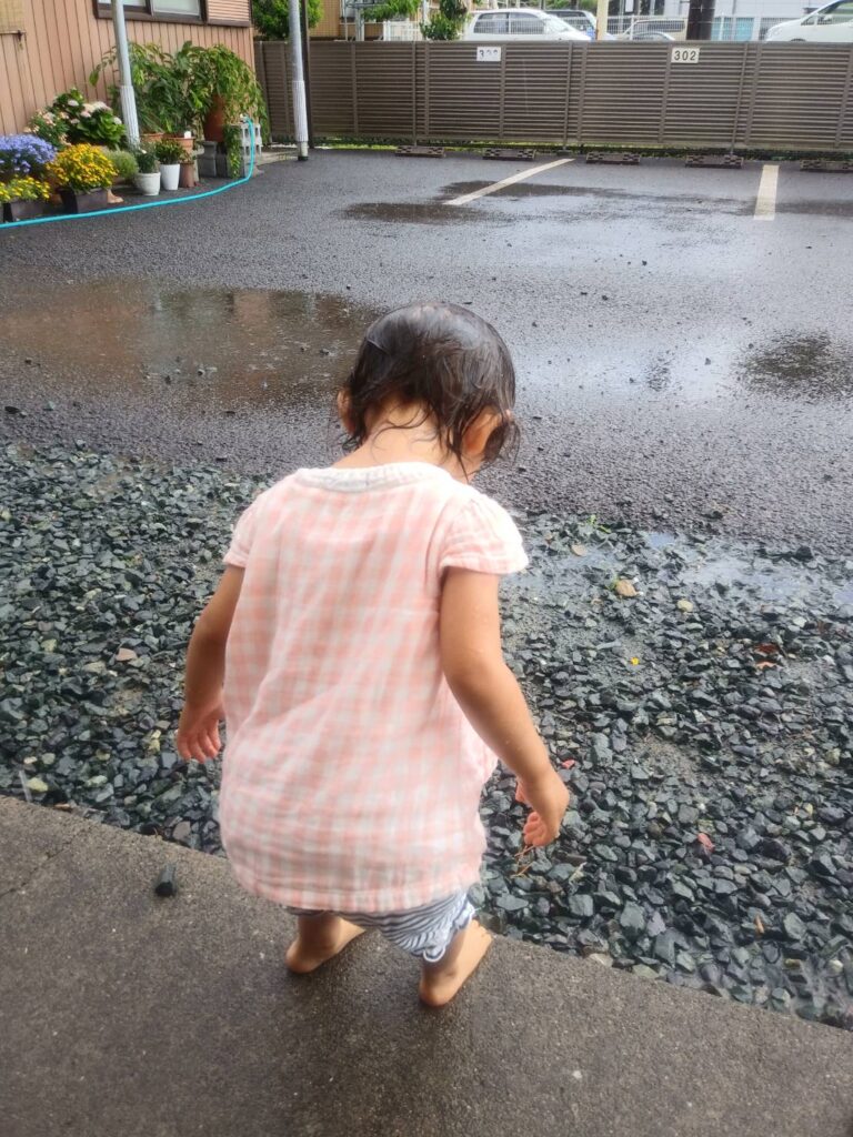 雨を浴びる子供